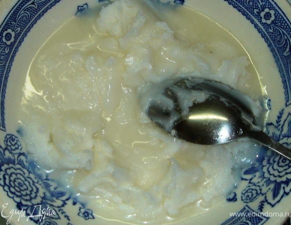 Смалец немного растопить в СВЧ или на водяной бане. 