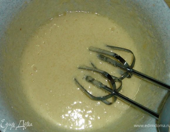 Яйца взбить с сахаром до увеличения в объёме. Добавить ванилин, разрыхлитель и снова хорошенько взбить.