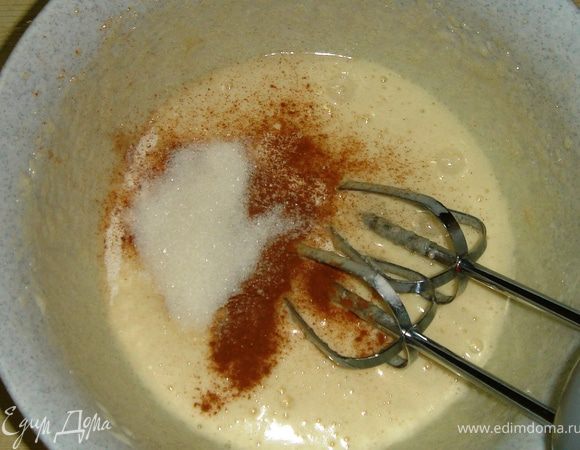 Добавить кофе и корицу. Опять взбить миксером.
