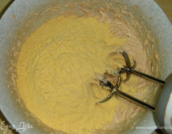 Затем соединить растопленный, тёплый смалец с яичной смесью.
Просеять в смальцево-яичную смесь кукурузную муку и замесить тесто. Оно должно быть достаточно плотным, но разминаться, как пластилин.