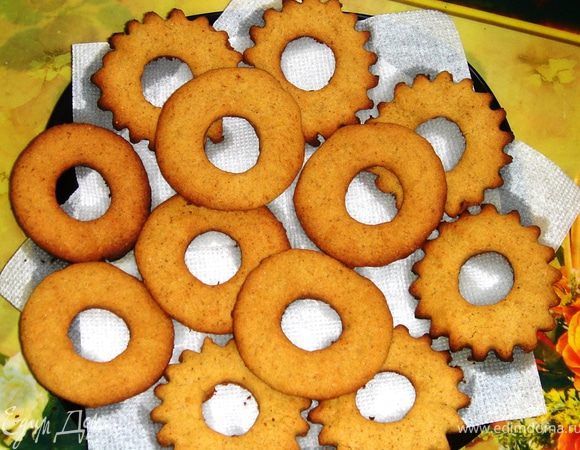 Выпекать в разогретой до 200˚С духовке до готовности.
Вынуть противень с готовыми печеньками и подождать минуту (чтобы печенье немного остыло), затем лопаткой перенести его на блюдо, предварительно застеленное бумажными салфетками.
