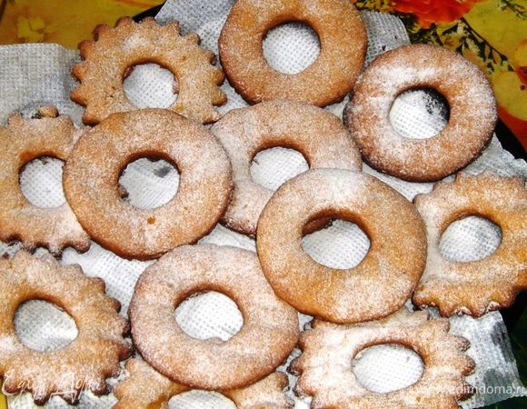 Когда печенье полностью остынет, посыпать его сахарной пудрой.