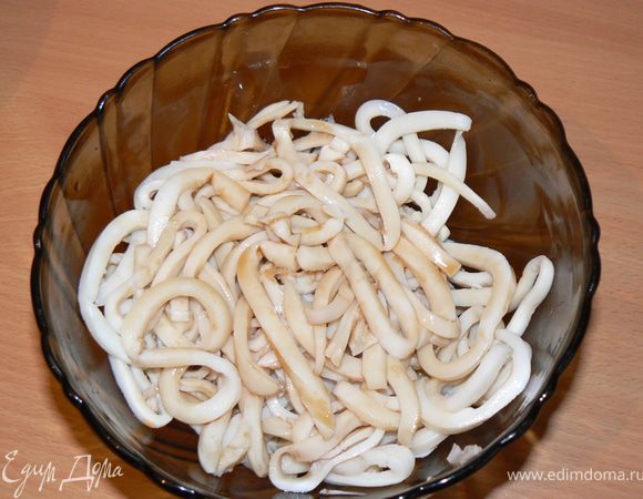 Кальмары очистите, отварите 2–3 минуты, нарежьте соломкой. Залейте соевым соусом и дайте постоять примерно 30 минут.