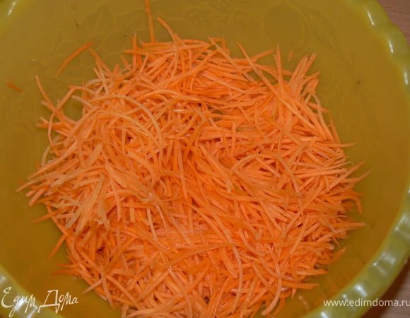 Морковь натрите на специальной терке (или корейской), чтобы получилась длинная соломка.