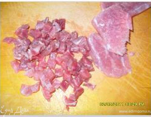 Нарежьте кубиками мясо.