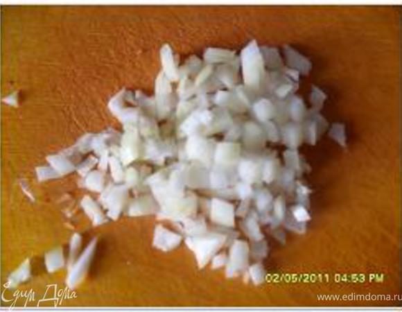 Измельчите лук. В оригинальном рецепте начинку добавляют сырую, я все-таки немного обжарила мясо и морковь до полуготовности.