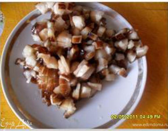Грибы отварите в подсоленной воде и нарежьте.
