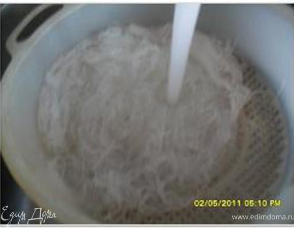 Кинзу мелко нарубите. После того как вермишель стала эластичной, промойте ее в прохладной воде (я ее еще дополнительно нарезала).