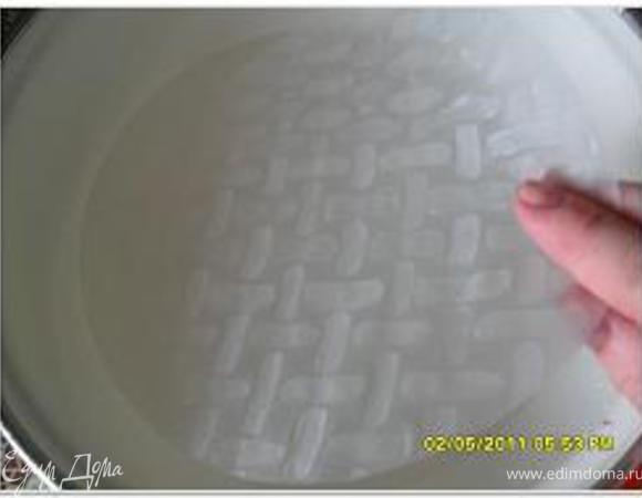 Возьмите лист рисовой бумаги и замочите примерно на 1 минуту до эластичного состояния (я делала в более-менее горячей воде, а в холодной лист размокает дольше).