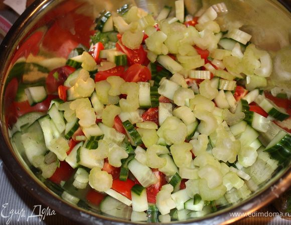 Режем напополам черри, сельдерей помельче, огурцы и салат.