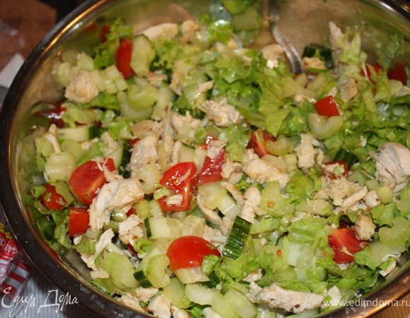 Режем филе курицы и смешиваем с уже порезанными овощами и майнезом. Посыпаем всё это сухариками. Соль по вкусу.