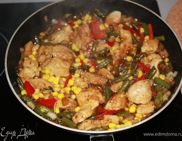 После добавляем кукурузу и соевый соус(с ним осторожно,а то получится слишком солёное блюдо()....ещё пять минут оставляем на огне и всё)Готово)
