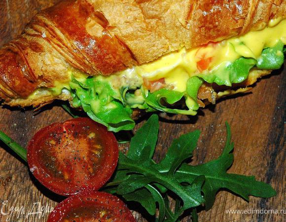 Салмон Субмарина (Salmone Sottomarino). Ну и наконец, мой самый любимый панини. Невероятно вкусный, пикантный и изысканный. Потребуется свежий хрустящий круассан, малосольный лосось или семга, сливочный сыр и все остальное. Аккуратно режем острым ножом круассан вдоль на две части. Нижнюю часть намажем тонким слоем сливочного сыра и разложим сверху немного каперсов.