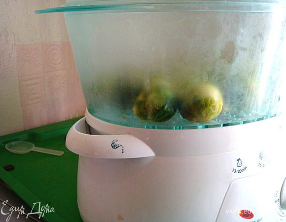 У меня была замороженная капуста. Я ее промыла под водой, срезала корешки и на их месте сделала крестообразные надрезы (это необходимо для равномерного приготовления на пару и удаления лишней горечи). Посолила, поперчила и сбрызнула лимонным соком.<br />
Сварите капусту либо в кипящей подсоленной воде 5–6 минут, либо приготовьте на пару 8 минут.