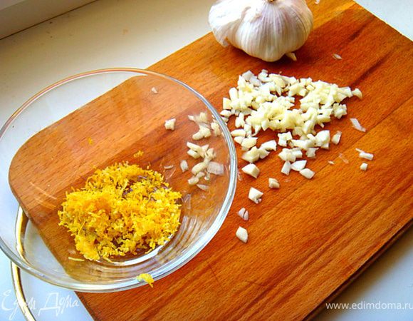 Чеснок мелко нарежьте и обжарьте на сливочном масле 2–3 минуты. С лимона снимите цедру (отставьте в сторону).