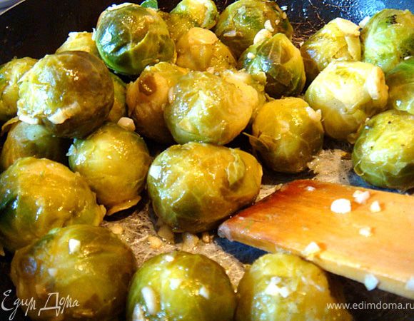 Добавьте к чесноку капусту и еще раз посолите. Обжарьте до румяной корочки.