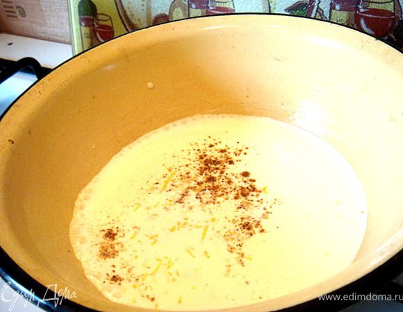 Отдельно приготовьте соус: сливки нагрейте на медленном огне. Как только начнут закипать, добавьте цедру лимона, мускатный орех и щепотку соли. Постоянно помешивая, дождитесь загустения и снимите с огня.