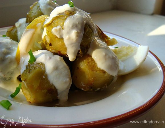 Капусту выложите на порционные тарелки, полейте соусом, украсьте половинками или четвертинками вареного яйца и дольками лимона.