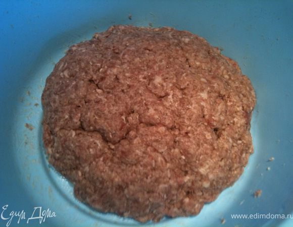Смешать готовый фарш с измельченным луком и специями.