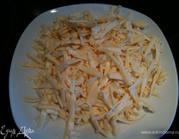 Сыр натереть на крупной терке.