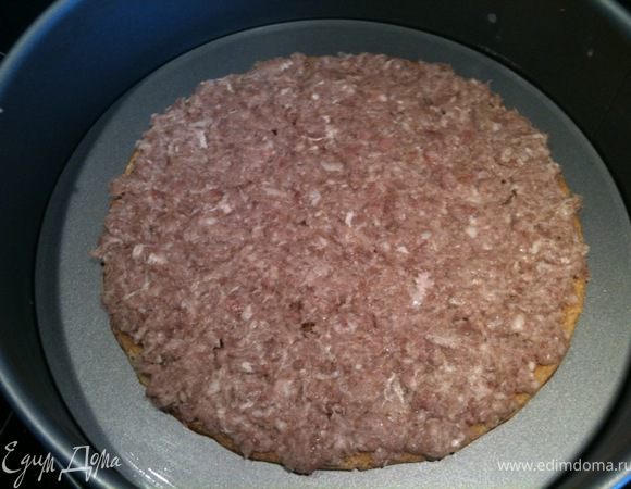 Форму смазать растительным маслом. Выложить в нее блин, сверху на него выложить фарш толщиной не более 5 мм.