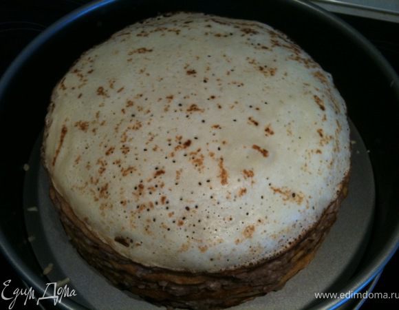 Продолжить чередовать блины с начинками до окончания блинов. Верх пирога блин.