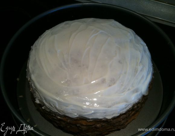 Смазать верх пирога сметаной и Поставить в разогретую до 180 градусов духовку выпекаться.