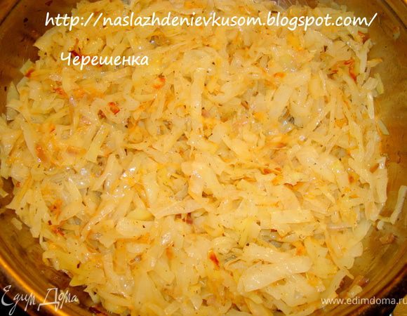 На растительном масле обжаривать капусту и лук на среднем огне под крышкой до готовности, 15-20 минут… За 5 минут до готовности добавить чеснок, пропущенный через пресс, соль, перец и зелень… Остудить…