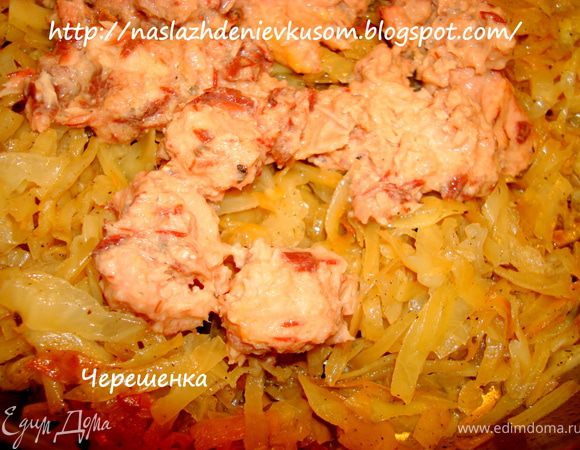 В охлажденную капусту добавляем тунец, разобранный на маленькие кусочки…