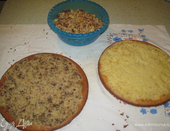 Яйца растереть с сахаром,добавить сметану и сгущёное молоко,соль,затем муку и всё хорошо перемешать-я взбиваю миксером.Добавить соду,гашёную уксусом-перемешать.В одну половину теста добавить орехи толчёные.Выпекать при 200градусах 30минут.