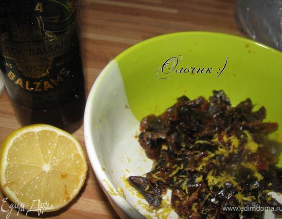 Из фиников удалить косточку, порезать мякоть. Добавить тертую цедру лимона, сок, бальзам и ваниль, перемешать, оставить "общаться")