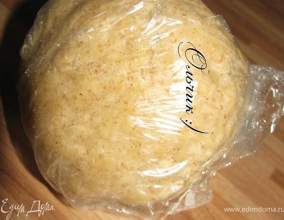 Сливочное масло натереть на терке, добавить муку, соль и сахар, растереть в крошку, сформировать шар, отправить в холодильник на 30 минут.