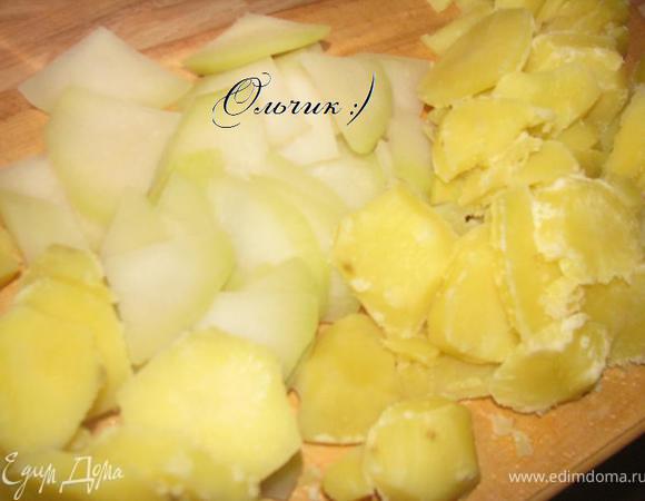 Отварить очищенный картофель и кольраби до полуготовности, нарезать пластинами.