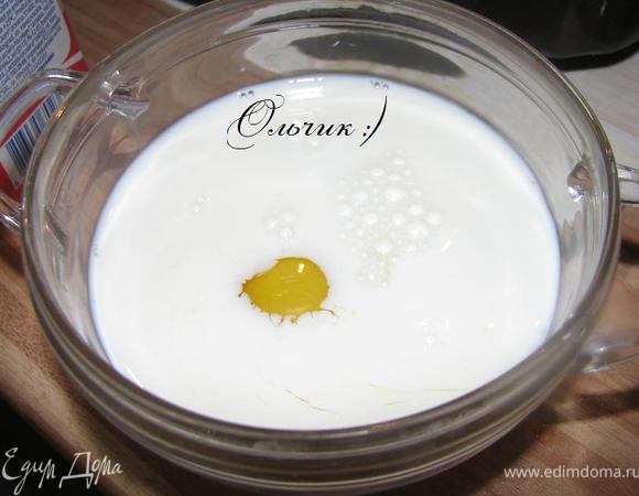 Смешать молоко, яйцо, соль, перец, пропущенный через пресс чеснок.