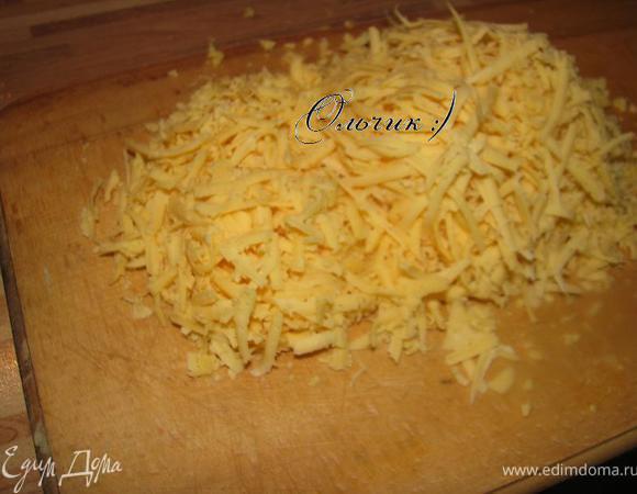 Потереть сыр на терке.