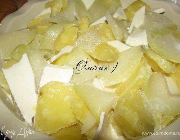 Выложить в жароупорное блюдо картофель, кольраби и нарезанную брынзу.