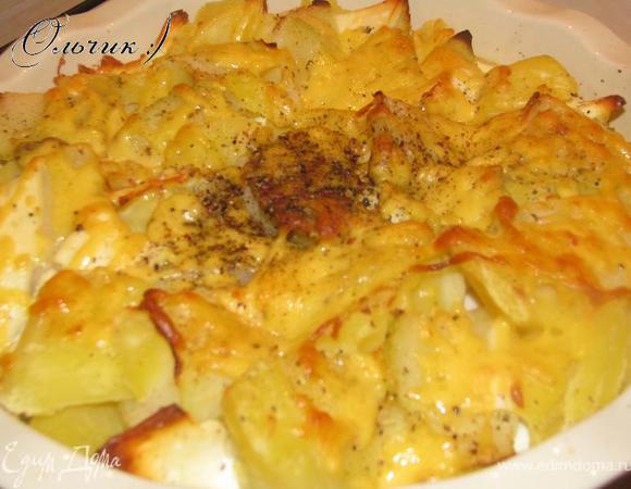 Залить яично-молочной смесью, посыпать сыром, запекать 40 минут при 180 и еще 10 минут при 200 для образования румяной корочки.