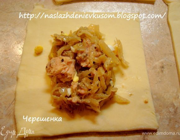 На каждый квадрат теста выкладываем начинку…