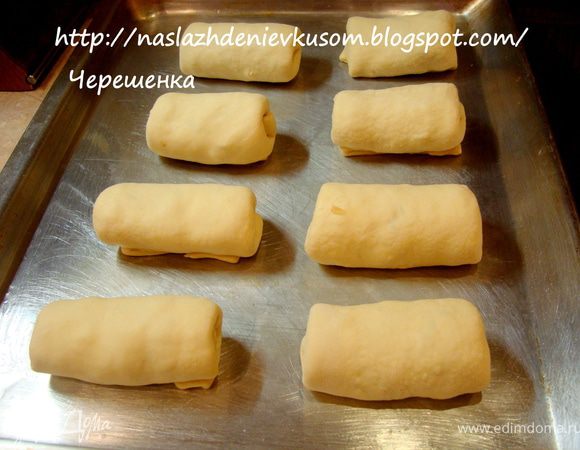 Выкладываем рулетики на противень, смазанный растительным маслом, швом вниз…