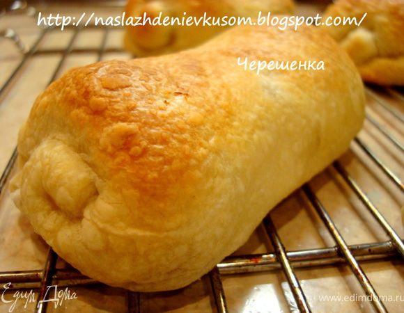 После выпечки дать рулетикам остыть, и осторожно (они очень нежные, просто воздушные) переложить на блюдо. Все, можно кушать! Приятного аппетита вам и вашей семье!!!