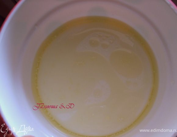 Соединяем молоко и растительное масло.* Молоко должно быть комнатной температуры, или слегка подогрейте его, но только чуточку.