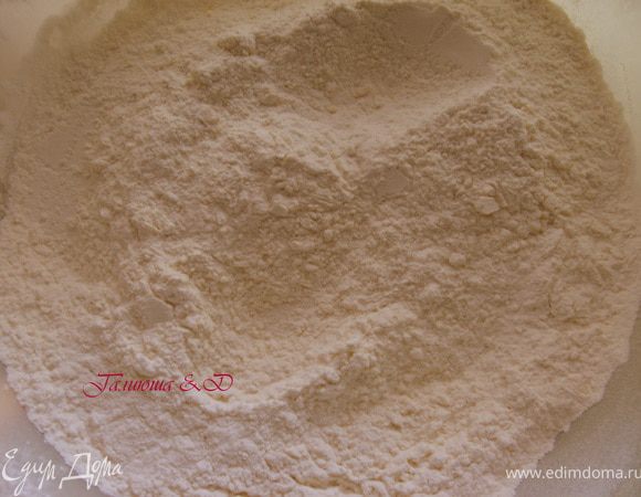 Муку просеиваем с разрыхлителем, добавляем соль