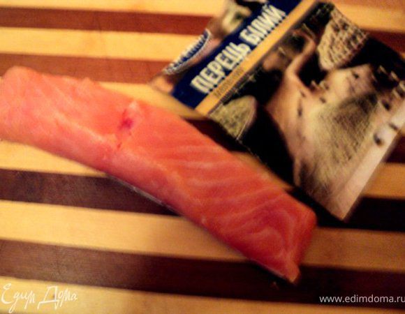 Желатин размочить в 2 ст.ложках холодной воды, дать набухнуть и распустить на водяной бане. Подготовить семгу, снять кожицу.