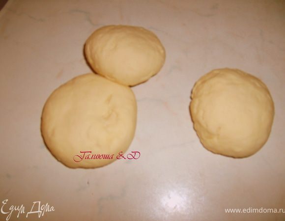 Делим на несколько частей.У меня вышло 5. Соответственно и 5 лепешек:)