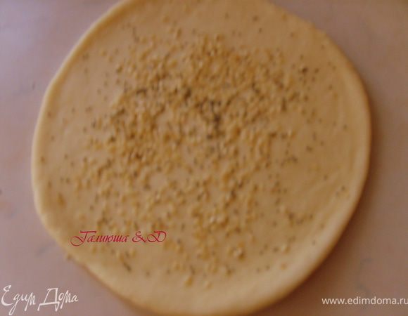Каждую лепешечку раскатываем в круг или сделаем их овальными. Посыпаем сверху маком, кунжутом либо травками, можно использовать мелко рубленную зелень, я использовала смесь прованских трав орегано. Необходимо посыпать и поверх лепешек и пройтись пару раз скалкой, чтобы они вдавились в тесто:)) Иначе все посыпятся 