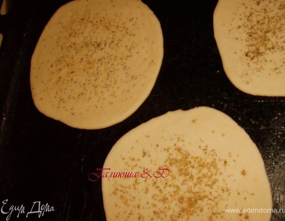 Укладываем их на противень и выпекаем при высокой температуре минут 5, а то и меньше. Необходимо следить, чтобы не сгорели, очень быстро пекутся. 
