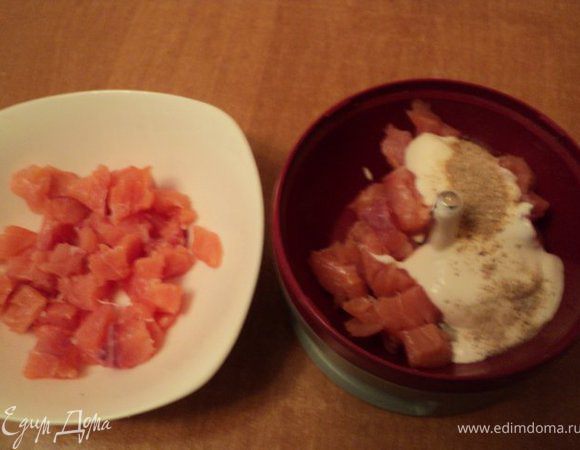 Оставшуюся семгу порезать кусочками и измельчить в блендере вместе с 50гр сливок и сметаной, белым перцем и грибным порошком ( грибной порошок предварительно прокипятить в 1 ст.ложке воды 1-2 мин, охладить. Можно взять кусочек отваренного белого гриба.). Добавить  порезанную кубиками семгу и перемешать ложкой. У меня не было сухого вермута и я добавила в смесь 1 ч.ложку коньяка.