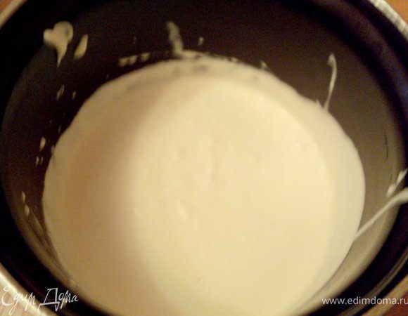 Сливки взбить до загустения, добавить распущенный желатин.