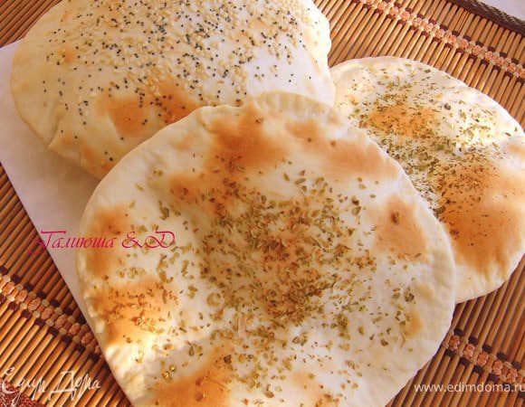 Еще горячими смазываем их растопленным сливочным маслом и поедаем их вместе с горячим супом и даже с чаем и кофе.