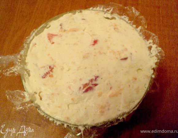 Смешать сливки со смесью с семгой, перемешать.
Форму для паштета ( у меня салатник ) застелить пищевой пленкой, выложить паштет, разровнять, закрыть пленкой и поставить в холодильник минимум на 4 часа.
